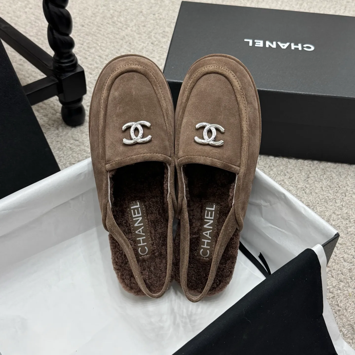 👟👟Ex-factory price 600👟👟 Classic model 🇨🇳ChaneL 25K Teddy fur loafers Simple and high-end design, super versatile! Double C logo embellishment! Imported suede has the texture of natural animal leather visible to the naked eye! The top version is stress-free when entering and exiting the cabinet. It has a bookish texture on the feet and feels great on the feet. Versatile item. ✅Upper: Customized imported suede. ✅Inner lining: imported lamb wool. ✅Outsole: imported genuine leather. ✅Size: 35-40. ✅Comes with a full set of packaging.